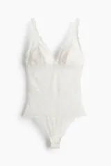 Body colaless confeccionado en encaje, con escote en V profundo y breteles ajustables. Presenta copas acolchadas sin aros que moldean el busto.