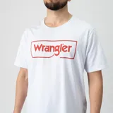 Remera blanca de algodón con logo de Wrangler estampado en rojo en el pecho.