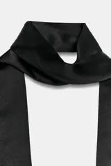 Vestido largo lencero con diseño bicolor en blanco y negro, escote en pico, tirantes finos ajustables, espalda descubierta y foulard incorporado a contraste.