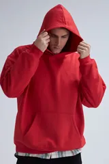 Canguro deportivo rojo con capucha y bolsillo tipo canguro, corte oversize.
