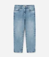 Pantalón de jean de hombre, modelo recto, color celeste claro lavado, confeccionado en algodón. Presenta cierre frontal con botón y cremallera, y bolsillos funcionales.