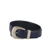 Cinturón azul marino de cuero con textura crocco, forrado en cuero y hebilla metálica plateada con diseño labrado.