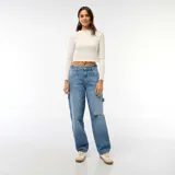 Jean baggy de tiro medio color azul claro con efecto desteñido y roturas en la rodilla izquierda. Presenta bolsillos laterales estilo carpintero y presillas para cinturón.