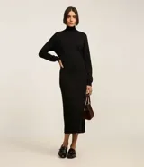 Vestido de punto negro, de manga larga y cuello alto, con corte recto y largo midi.