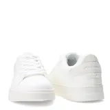 Championes blancos de cuero sintético, acordonados y con suela chata.