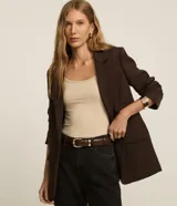 Musculosa básica Cortelle en color beige, con escote redondo y tirantes finos, confeccionada en poliamida con elastano.