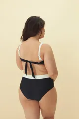 Calzón de bikini azul con cintura alta y banda superior en color crema.