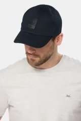 Gorra de béisbol azul de lona con logo en el frente.