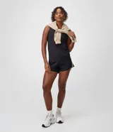 Musculosa deportiva Get Over en microfibra negra, de calce suelto, con escote redondo y perforaciones láser para ventilación.