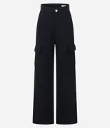 Pantalón largo negro de corte recto y cintura alta, con bolsillos cargo laterales con solapa.