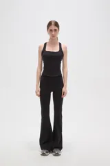 Musculosa deportiva de poliamida, color negro, con cuello cuadrado y breteles anchos. Diseño ajustado al cuerpo con costuras laterales visibles.