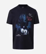 Remera de algodón color negro con cuello redondo y mangas cortas. Presenta una estampa frontal con motivos de la película El Exorcista.