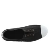 Zapatillas Victoria de lona negra sin cordones, fabricadas en España con algodón reciclado y ecológico. Suela de caucho natural vulcanizado y puntera reforzada de goma.