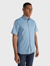 Camisa de manga corta confeccionada en tejido oxford de algodón con elastano. Presenta cuello con botones, cierre frontal con botones y logo de la marca bordado en el pecho.