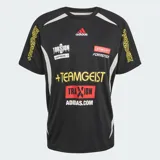 Camiseta de manga corta Adidas Teamgeist de color negro, con cuello redondo y diseño gráfico con estampas y patrocinadores deportivos en el pecho y las mangas. Presenta detalles en blanco y gris en los laterales.