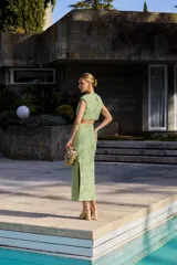 Falda midi color lima con diseño calado de abanicos, de corte recto y tiro alto.