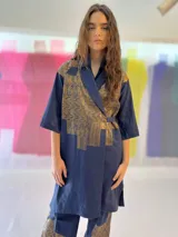 Blazer/Vestido azul con estampado en cobre laminado, solapa smoking y lazos a la altura de la cintura.