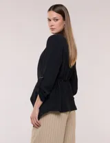 Chaqueta liviana color beige de silueta fluida y diseño abierto, con solapa caída, cintura con cordón ajustable y mangas 3/4 con presilla y argolla metálica.