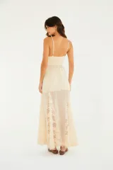 Vestido largo blanco de tirantes finos que combina encaje floral y tul plumeti, con escote en V y diseño romántico.