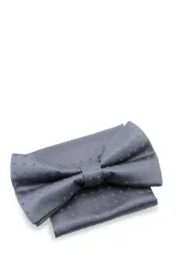 Moña amarilla con estampado floral y pañuelo de bolsillo a juego, presentados en caja negra.