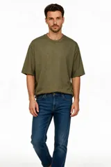 Pantalón jean negro de corte skinny y tiro bajo, con diseño clásico de cinco bolsillos y cierre frontal con botón y cremallera.