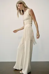 Pantalón rústico de tiro medio y pierna ancha, confeccionado en tejido de punto con mezcla de algodón, con cintura elástica.