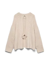 Sweater de punto color beige, con cuello redondo, mangas largas y diseño de trenzas en el frente. Presenta una abertura en la espalda con detalle de lazo.