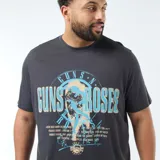 Camiseta de manga corta y cuello redondo, color negro, con estampado gráfico frontal de la banda Guns N' Roses en tonos azul y beige.