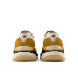 Championes urbanos New Balance modelo 57/40, con diseño inspirado en las décadas de los 80 y 90. Confeccionados con un empeine de gamuza y malla en tonos beige, mostaza, verde oliva y negro. Poseen cierre de cordones y suela de goma con entresuela ancha.