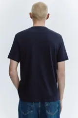 Remera de algodón color negro, con cuello redondo y mangas cortas, de corte estándar.