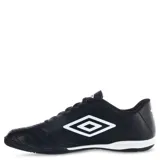 Championes de fútbol sala Umbro modelo Classico II IC, color negro con detalles en blanco. Presentan una parte superior de cuero sintético resistente, cierre con cordones y suela de goma diseñada para ofrecer tracción en superficies de cancha cerrada.