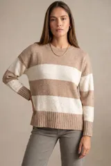 Sweater de punto con diseño de rayas horizontales anchas en tonos beige y crema, con textura jaspeada. Presenta cuello redondo, mangas largas con puños acanalados y un corte holgado.