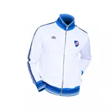 Campera deportiva blanca con cierre frontal, cuello alto y puños y cintura acanalados con detalles en azul y rojo. Presenta el logo de Umbro bordado en el pecho izquierdo y el escudo del Club Nacional de Football en el pecho derecho. Tiene dos rayas azules con bordes rojos que recorren las mangas desde el hombro hasta el puño.