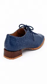 Zapatos acordonados de cuero color bordó, de punta cuadrada y taco bajo.