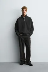 Sudadera de corte boxy fit con cuello subido y cierre frontal de cremallera. Presenta mangas largas, acabado efecto lavado y puños y ruedo en rib.