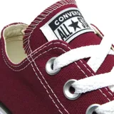 Championes Converse modelo Chuck Taylor All Star Lift, de corte bajo con plataforma. Confeccionados en lona color bordó, cuentan con puntera de goma blanca, cordones al tono y suela de plataforma con franjas negras.