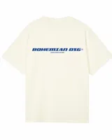 Remera de corte oversize color off-white, con cuello redondo y estampa pequeña en el pecho con la inscripción 'BOHEMIAN DIG' en color azul.