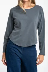 Remera de manga larga con cuello redondo, confeccionada en algodón lavado con efecto desgastado. Presenta un corte oversize y una textura suave y resistente.