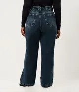 Pantalón jean Ashua de corte recto y tiro medio con lavado marmolado, confeccionado en algodón, con bolsillos funcionales y cintura con pasacintos.