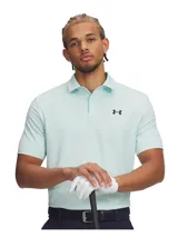Chomba deportiva Under Armour de manga corta, color verde menta, con cuello clásico y tapeta de dos botones. Presenta el logo de la marca bordado en el pecho y tejido técnico transpirable.