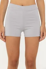 Short deportivo gris de tiro medio, confeccionado en tejido de poliéster y elastano.