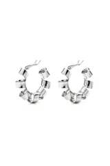 Aros tipo argolla de metal plateado con diseño espiralado de tiras metálicas entrelazadas.