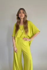 Conjunto color lima compuesto por un remerón de lino de corte holgado con cuello en V y un pantalón palazzo con cintura elástica.