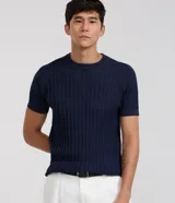 Remera de manga corta y cuello redondo, color azul marino, con tejido texturizado de punto acanalado vertical.