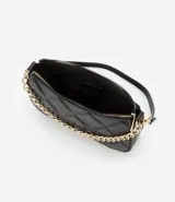 Cartera tipo baguette pequeña de PU negro con estampado geométrico en relieve (embossed), cierre de cremallera dorado y asa de hombro ajustable. Incluye una cadena decorativa dorada en la parte frontal.