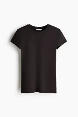 Remera básica entallada de microfibra en color negro, con cuello redondo fino y mangas cortas.