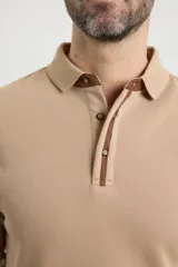 Sweater de tejido elastizado de algodón y poliéster color tostado, con cuello estilo tunecino, cierre frontal parcial con botones y ribetes en contraste.