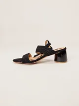 Sandalias de gamuza color bordó con taco bloque de charol, tiras con pespuntes artesanales en cuero y tira fina ajustable al tobillo.