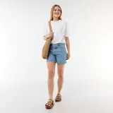 Short de jean de tiro alto, color azul claro, con diseño clásico de cinco bolsillos, presillas para cinto y cierre frontal con botón y cremallera.