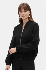 Campera estilo bomber color negro, de manga larga, con cierre frontal y bolsillos.